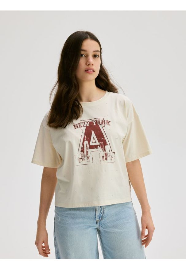 Reserved - T-shirt z kryształkami i nadrukiem - kremowy. Kolor: kremowy. Materiał: bawełna. Długość: krótkie. Wzór: nadruk