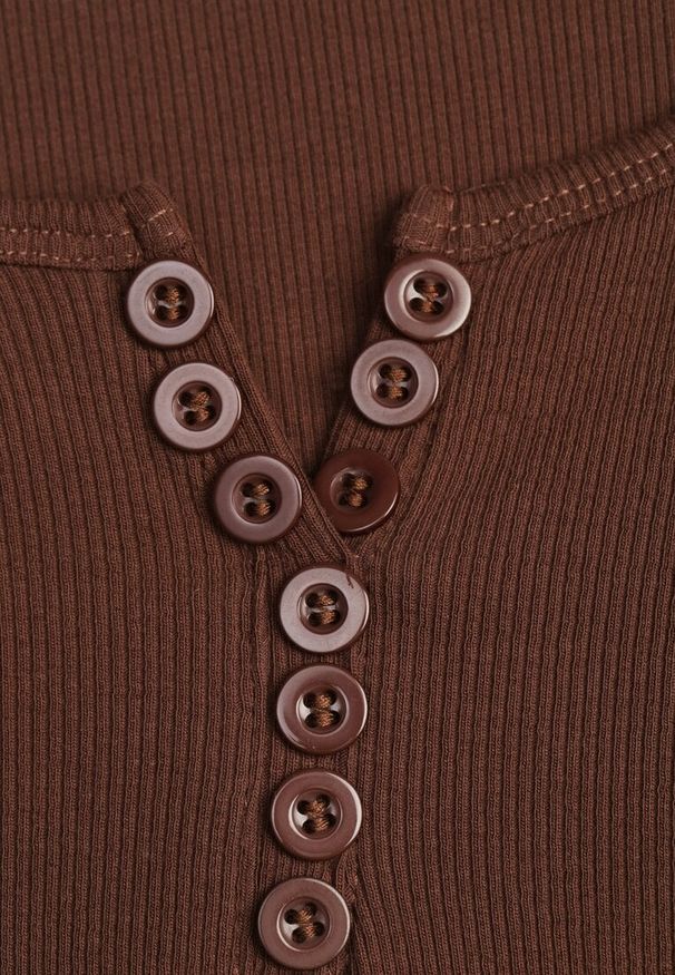 Renee - Brązowa Bawełniana Bluzka Longsleeve z Prążkowanej Tkaniny z Guziczkami Amandria. Okazja: na co dzień. Kolor: brązowy. Materiał: prążkowany, bawełna, tkanina. Długość rękawa: długi rękaw. Styl: casual