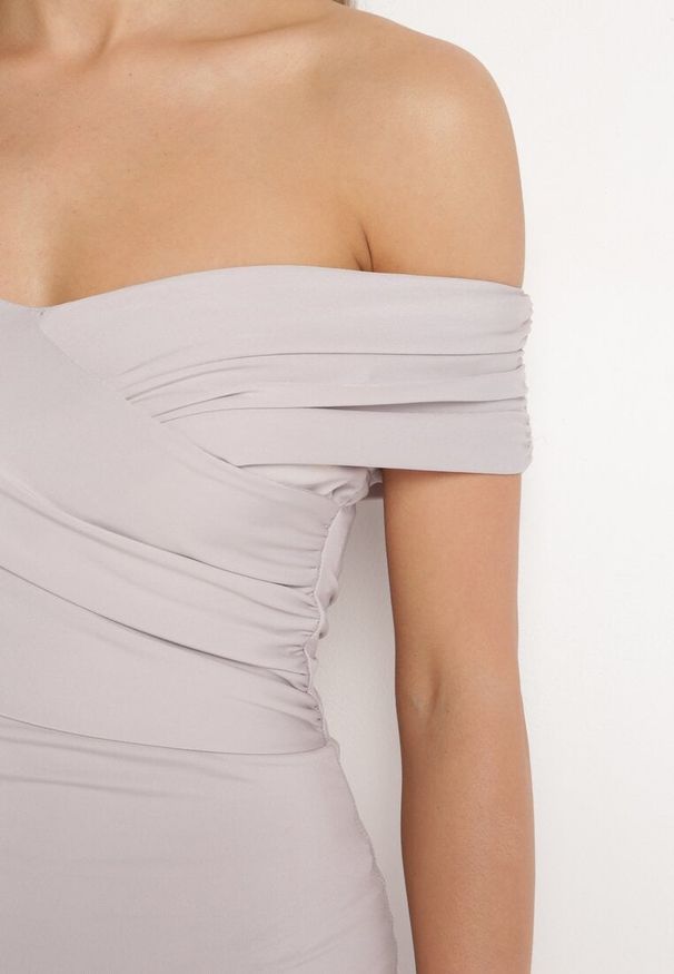 Born2be - Jasnoszara Sukienka Dopasowana z Ozdobnie Wywiniętą Górą i Rozcięciem na Boku Mleora. Kolor: szary. Materiał: dzianina. Sezon: lato. Styl: elegancki