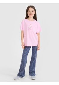 4f - 4F T-shirt regular z nadrukiem dziewczęcy - różowy 140 (9-10 lat). Okazja: na co dzień. Kolor: różowy. Materiał: dzianina, bawełna, jersey. Długość rękawa: krótki rękaw. Długość: krótkie. Wzór: nadruk. Sezon: lato. Styl: klasyczny, elegancki, sportowy, casual