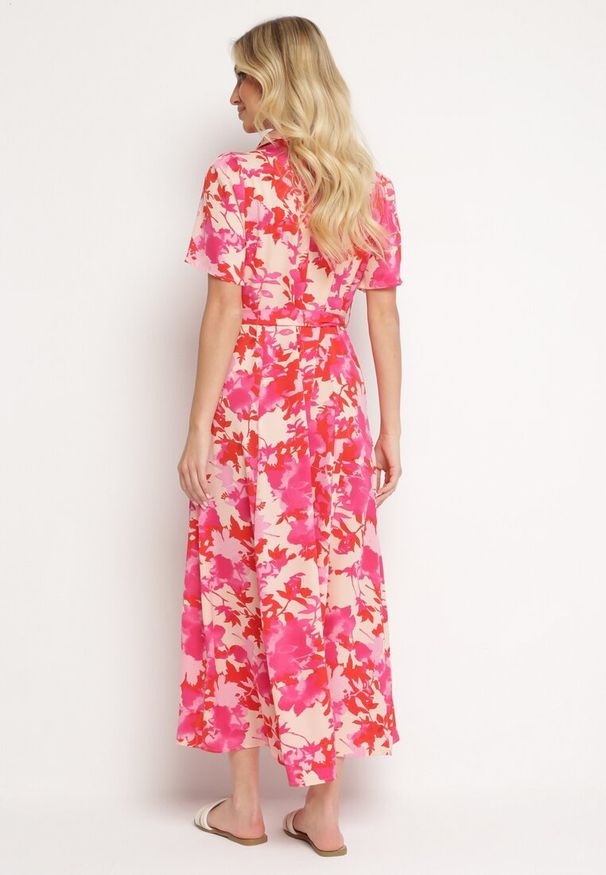 Born2be - Czerwona Sukienka Koszulowa z Krótkim Rękawem i Materiałowym Paskiem w Kwiaty Moaveere. Okazja: na spacer, do pracy. Kolor: czerwony. Materiał: materiał. Długość rękawa: krótki rękaw. Wzór: kwiaty. Typ sukienki: koszulowe. Styl: elegancki