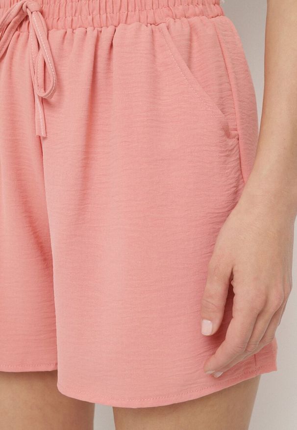 Born2be - Różowe Szorty z Wysokim Stanem i Wiązaniem Lunadria. Okazja: na co dzień. Stan: podwyższony. Kolor: różowy. Styl: casual, elegancki
