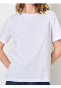 Sinsay - Koszulka z ozdobnym haftem - biały. Kolor: biały. Wzór: haft #1