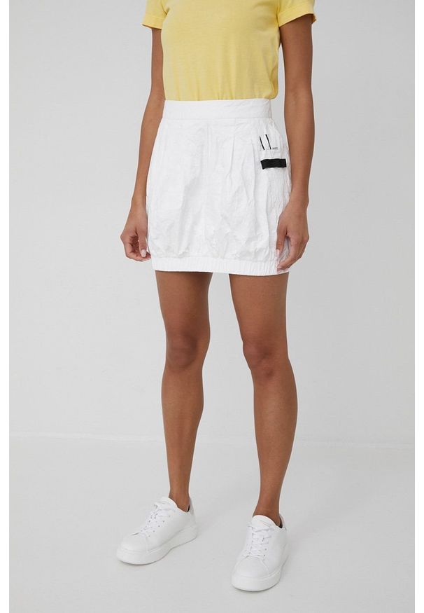 Armani Exchange spódnica 3LYN26.YNTYZ kolor biały mini prosta. Kolor: biały. Materiał: tkanina. Wzór: aplikacja