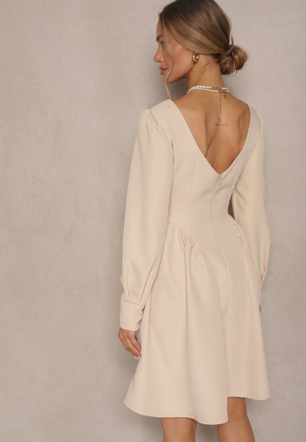 Renee - Beżowa Sukienka o Rozkloszowanym Kroju Ozdobiona Kwadratowym Dekoltem Katirva. Okazja: na imprezę, na co dzień. Typ kołnierza: dekolt kwadratowy. Kolor: beżowy. Długość rękawa: długi rękaw. Wzór: aplikacja. Styl: casual