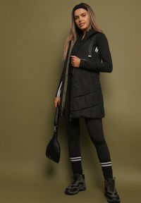 Born2be - Czarna Pikowana Kamizelka Dwustronna z Kapturem i Sznurkami Leorani. Okazja: na co dzień, na spacer. Typ kołnierza: kaptur. Kolor: czarny. Materiał: jeans. Styl: sportowy, casual, elegancki #4
