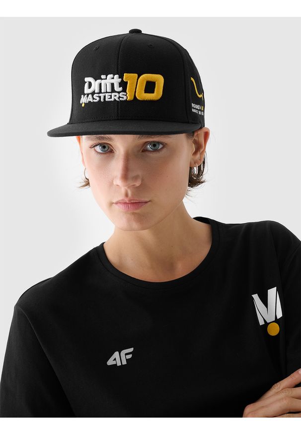 4f - Czapka z daszkiem snapback uniseks 4F x Drift Masters - czarna. Kolor: czarny. Materiał: wełna, materiał, syntetyk. Wzór: haft