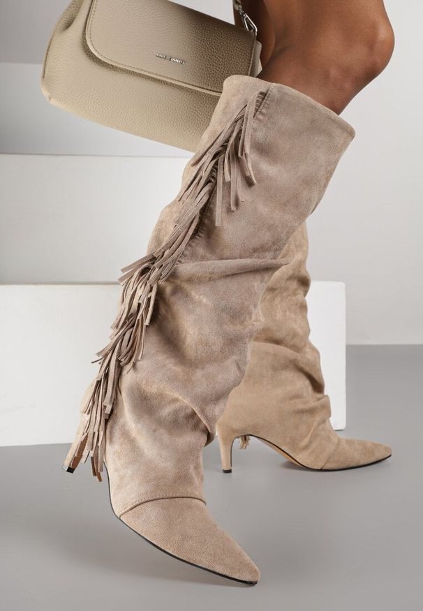 Renee - Ciemnobeżowe Kozaki na Szpilce w Stylu Boho Ozdobione Frędzlami Mevinavia. Okazja: na co dzień. Kolor: beżowy. Materiał: jeans. Wzór: aplikacja. Sezon: lato. Obcas: na szpilce. Styl: boho