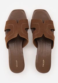 Renee - Brązowe Klapki VICES na Niskim Obcasie z Paskiem z Wycięciami Ateriko. Kolor: brązowy. Materiał: jeans. Obcas: na obcasie. Styl: klasyczny, elegancki. Wysokość obcasa: niski #4