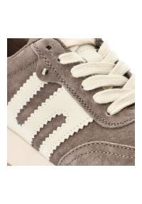 Sneakersy damskie Filippo, cholewka z naturalnej skóry zamszowej z naszywanymi panelami ze skóry licowej i klasycznym sznurowaniem z widocznymi przes. Okazja: na spacer, na co dzień. Zapięcie: sznurówki. Kolor: brązowy. Materiał: zamsz, skóra. Szerokość cholewki: normalna. Sezon: wiosna, jesień. Styl: klasyczny #8