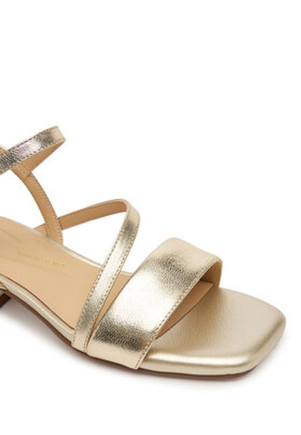 Clarks Sandały Serina35 Strap 26186120 Złoty. Kolor: złoty. Materiał: skóra