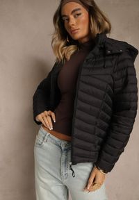 Renee - Czarna Przejściowa Kurtka z Pikowanymi Przeszyciami i Kapturem Suritte. Okazja: na co dzień, na spacer. Kolor: czarny. Materiał: jeans, dzianina. Styl: klasyczny, casual #3