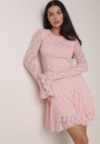 Born2be - Różowa Sukienka Koronkowa z Rozkloszowanymi Rękawami Cinatea. Okazja: na co dzień. Typ kołnierza: kokarda. Kolor: różowy. Materiał: koronka. Typ sukienki: proste. Styl: casual #1