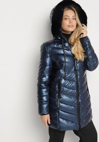 Born2be - Granatowa Pikowana Kurtka z Kapturem z Futerkiem Zorria. Typ kołnierza: kaptur. Kolekcja: plus size. Kolor: niebieski. Materiał: futro. Wzór: aplikacja