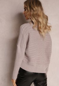 Renee - Ciemnobeżowy Asymetryczny Sweter z Wełną Ozdobiony Tłoczeniem Aurorrsa. Kolor: beżowy. Materiał: wełna. Wzór: aplikacja #3