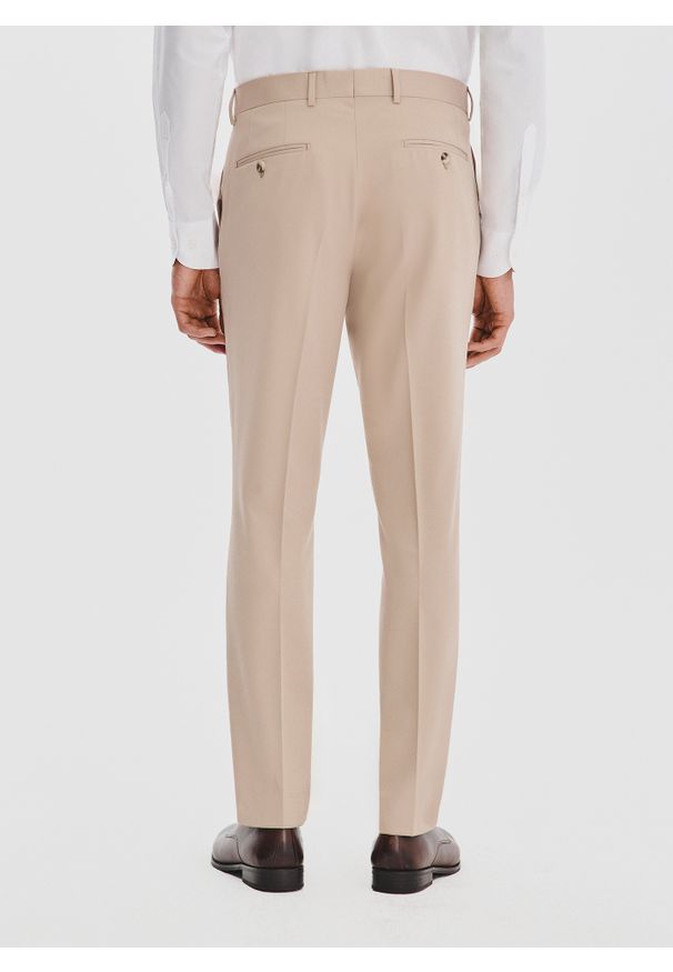 Pako Lorente - PAKO LORENTE – Beżowe spodnie garniturowe. Okazja: na spotkanie biznesowe. Kolor: beżowy. Materiał: poliester, wiskoza, elastan. Styl: biznesowy
