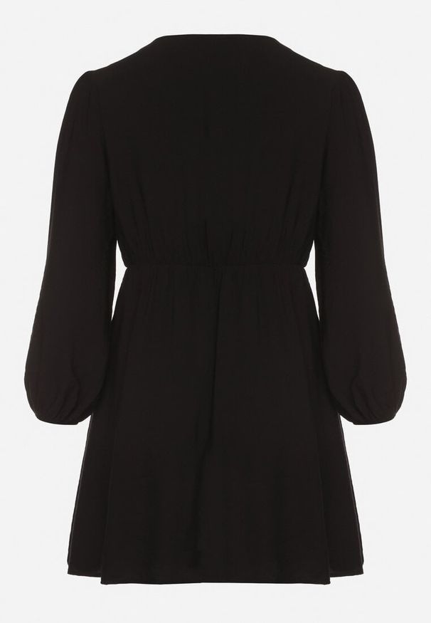 Born2be - Czarna Kopertowa Sukienka z Wiskozą z Wiązaniem w Pasie Vidila. Kolekcja: plus size. Kolor: czarny. Materiał: wiskoza. Sezon: wiosna, jesień. Typ sukienki: kopertowe