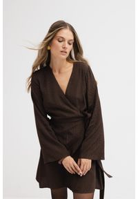 SUKIENKA DARIA CZEKOLADOWA XS - Flawless. Okazja: na co dzień. Typ kołnierza: dekolt w kształcie V. Kolor: brązowy. Materiał: wiskoza, materiał. Typ sukienki: kopertowe. Styl: casual, elegancki. Długość: mini #1