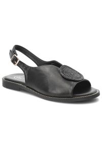 Sandały damskie Filippo, cholewka ze skóry ekologicznej na płaskiej podeszwie z elegancką broszką, czarne, DS6229/26. Kolor: czarny. Materiał: skóra ekologiczna. Obcas: na płaskiej podeszwie. Styl: elegancki #1