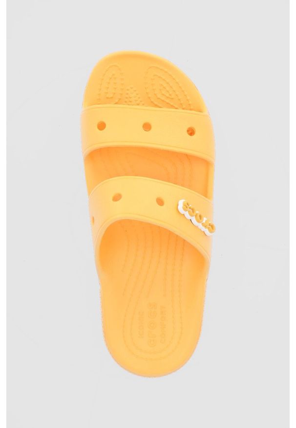 Crocs Klapki damskie kolor pomarańczowy. Kolor: pomarańczowy. Materiał: guma, materiał. Wzór: gładki. Obcas: na obcasie. Wysokość obcasa: niski