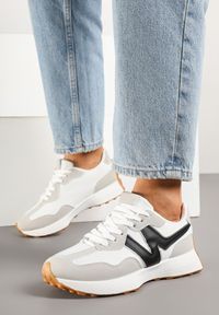 Renee - Szaro-Białe Sneakersy Ozdobione Geometrycznym Motywem Zdivena. Okazja: na co dzień. Zapięcie: bez zapięcia. Kolor: szary. Materiał: jeans. Wzór: geometria, aplikacja. Sezon: lato, wiosna. Obcas: na platformie