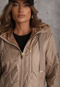 Renee - Brązowa Długa Kurtka Parka Pikowana z Kapturem Ozdobiona Aplikacją Rossea. Okazja: na co dzień. Typ kołnierza: kaptur. Kolor: brązowy. Materiał: poliester, jeans. Długość: długie. Wzór: aplikacja. Styl: casual, street #2