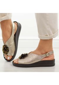 DEONI - Złote skórzane Polskie sandały damskie na platformie Deoni L134. Okazja: na co dzień. Kolor: złoty. Materiał: skóra. Wzór: aplikacja, kwiaty. Sezon: wiosna, lato. Obcas: na platformie. Styl: casual, elegancki, klasyczny, wizytowy #1