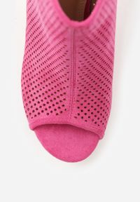 Renee - Fuksjowe Ażurowe Sandały Vices z Imitacji Zamszu na Słupku Finiri. Okazja: do pracy, na spotkanie biznesowe. Nosek buta: otwarty. Kolor: różowy. Materiał: zamsz. Wzór: ażurowy. Obcas: na słupku. Styl: biznesowy. Wysokość obcasa: średni #7