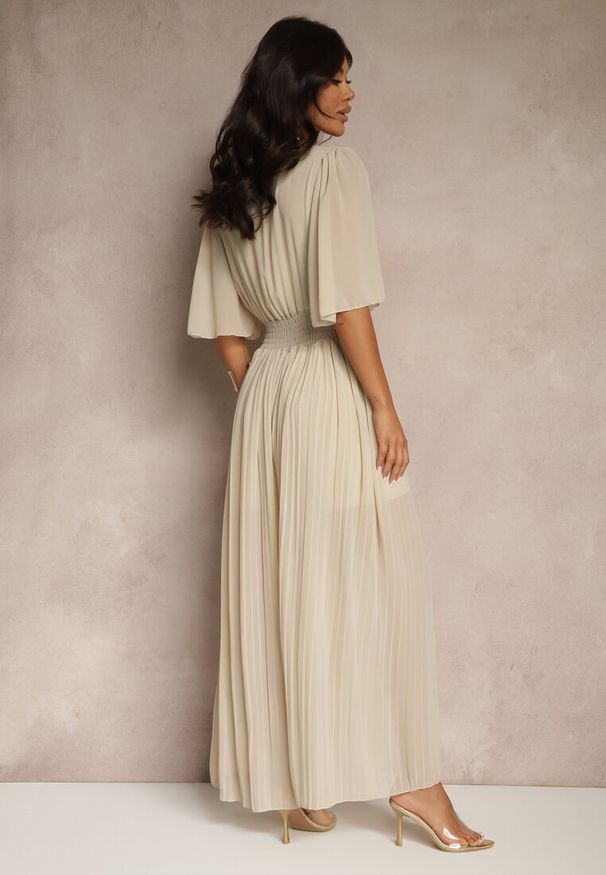 Renee - Beżowy Kombinezon z Kopertowym Dekoltem i Gumką w Pasie Zdobiony Plisami Amadle. Okazja: na spotkanie biznesowe, na co dzień. Kolor: beżowy. Wzór: aplikacja. Styl: elegancki, casual, biznesowy