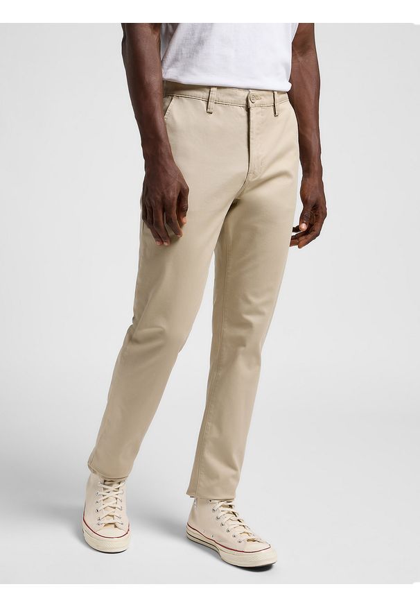 Lee - LEE MĘSKIE SPODNIE MATERIAŁOWE LEE SLIM CHINO STONE 112342927. Materiał: materiał