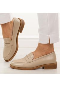 Beżowe mokasyny damskie M.Daszyński 2398-4. Okazja: na co dzień. Nosek buta: okrągły. Zapięcie: bez zapięcia. Kolor: beżowy. Materiał: skóra. Szerokość cholewki: normalna. Sezon: wiosna, jesień, lato. Styl: casual, elegancki, klasyczny #1