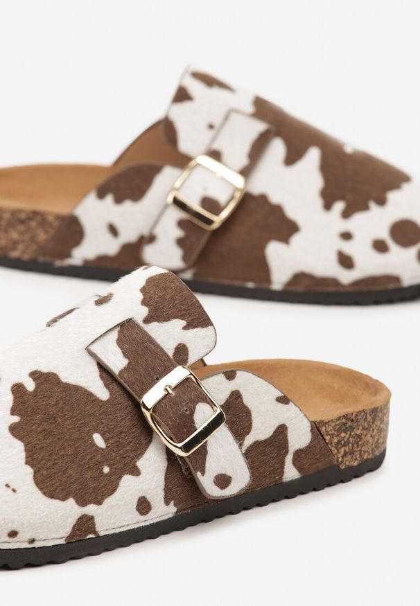 Renee - Brązowe Klapki Typu Mule w Print z Łatami Meralda. Okazja: na co dzień. Kolor: brązowy. Materiał: jeans. Wzór: nadruk. Styl: casual