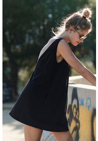 MUUV. sukienka bawełniana #SKATEGIRL kolor czarny mini oversize. Kolor: czarny. Materiał: bawełna. Długość rękawa: na ramiączkach. Typ sukienki: oversize. Długość: mini #7