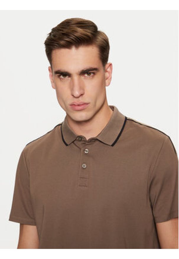 Guess Polo M4YP40 KARS0 Brązowy Regular Fit. Typ kołnierza: polo. Kolor: brązowy. Materiał: bawełna