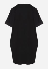 Born2be - Czarna Pudełkowa Sukienka z Wiskozą i Ozdobnym Nadrukiem Elaniriel. Okazja: na spacer, na co dzień. Kolor: czarny. Materiał: wiskoza. Długość rękawa: krótki rękaw. Wzór: nadruk. Sezon: wiosna. Styl: casual, klasyczny #4