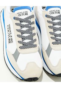 Versace Jeans Couture - VERSACE JEANS COUTURE - Sneakersy z logo. Nosek buta: okrągły. Zapięcie: sznurówki. Kolor: niebieski. Materiał: materiał, guma, zamsz. Wzór: aplikacja #4