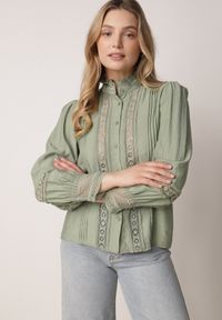 Born2be - Zielona Koszula ze Stójką i Koronką Argochis. Typ kołnierza: kołnierzyk stójkowy. Kolor: zielony. Materiał: koronka. Wzór: koronka #1