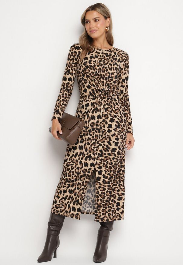 Born2be - Ciemnobeżowa Sukienka w Panterkę z Ozdobnym Węzłem i Rozcięciem Salanthia. Okazja: na co dzień. Kolor: beżowy. Długość rękawa: długi rękaw. Wzór: motyw zwierzęcy. Styl: casual, elegancki, wizytowy