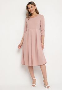 Born2be - Jasnoróżowa Rozkloszowana Sukienka z Rękawem 3/4 Nomiel. Typ kołnierza: dekolt w kształcie V. Kolor: różowy. Typ sukienki: rozkloszowane. Styl: klasyczny, elegancki #1