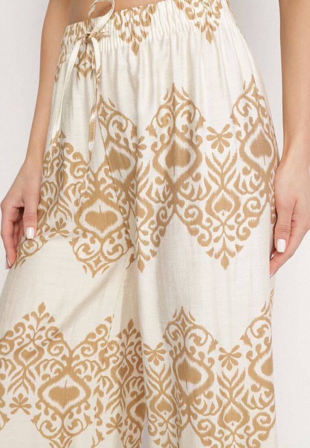 Born2be - Beżowe Wiskozowe Szerokie Spodnie z Geometrycznym Wzorem Faneoriela. Okazja: na co dzień. Kolor: beżowy. Materiał: wiskoza. Wzór: geometria. Styl: casual, elegancki, klasyczny