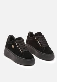 Born2be - Czarne Sneakersy na Platformie z Drobną Okrągłą Aplikacją Tandris. Nosek buta: okrągły. Kolor: czarny. Szerokość cholewki: normalna. Wzór: aplikacja. Obcas: na platformie