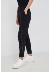 Calvin Klein Jeans Spodnie damskie kolor czarny z nadrukiem. Kolor: czarny. Wzór: nadruk