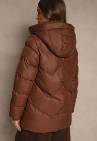 Renee - Brązowa Kurtka Pikowana z Kapturem i Sznurkami Oleanesa. Okazja: na co dzień. Typ kołnierza: kaptur. Kolor: brązowy. Materiał: jeans. Styl: sportowy, casual #5