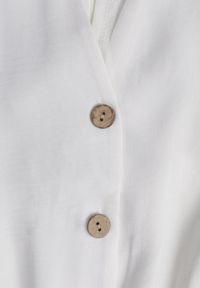 Born2be - Biały Wiskozowy Kombinezon o Taliowanym Kroju z Szerokimi Nogawkami Delsea. Okazja: do pracy. Kolor: biały. Materiał: wiskoza. Długość rękawa: krótki rękaw. Długość: krótkie. Styl: elegancki #7