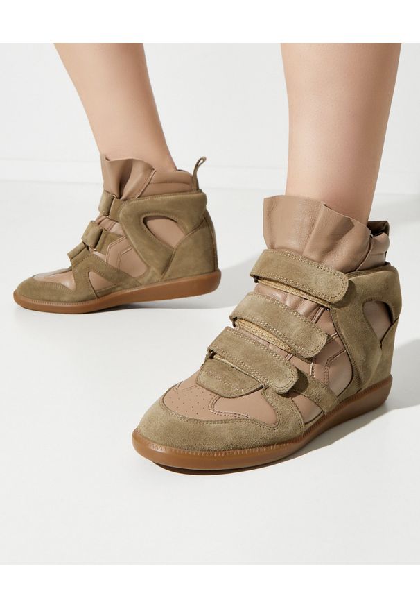 ISABEL MARANT - Sneakersy Buckee Taupe na ukrytym koturnie 5 cm. Zapięcie: pasek. Kolor: zielony. Materiał: guma, zamsz. Szerokość cholewki: normalna. Wzór: paski. Obcas: na koturnie