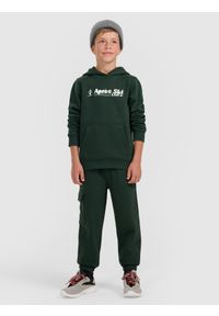 4f - 4F Bluza dresowa nierozpinana z kapturem chłopięca - zielona 122 (6-7 lat). Typ kołnierza: kaptur. Kolor: zielony. Materiał: dresówka. Sezon: lato