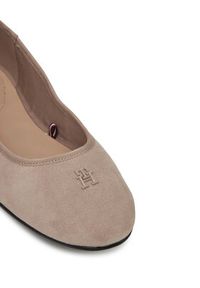 TOMMY HILFIGER - Tommy Hilfiger Baleriny Th Hardware Suede Ballerina FW0FW08655 Beżowy. Kolor: beżowy. Materiał: skóra, zamsz