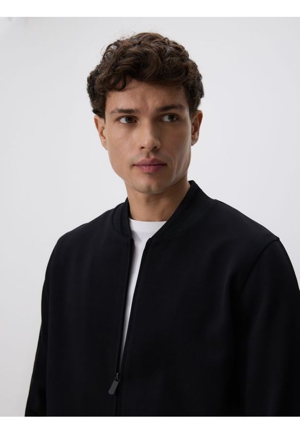 Reserved - Bluza bomberka - czarny. Kolor: czarny. Materiał: dzianina, bawełna