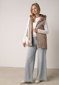 Born2be - Brązowa Pikowana Kamizelka o Długim Kroju z Nieodpinanym Kapturem i Aplikacją Koretes. Okazja: na co dzień. Kolor: brązowy. Materiał: prążkowany, poliester. Długość: długie. Wzór: aplikacja. Styl: casual #6