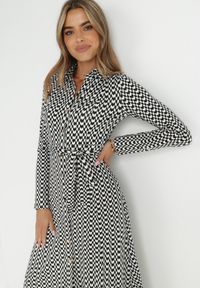 Born2be - Czarna Sukienka Rozkloszowana Długa Def. Kolor: czarny. Materiał: dzianina, materiał. Wzór: geometria. Typ sukienki: koszulowe, dopasowane. Styl: klasyczny. Długość: maxi #3